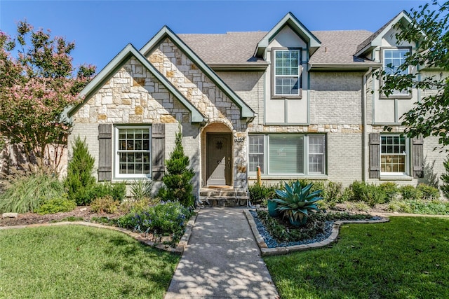 view of front of home featuring a front lawn