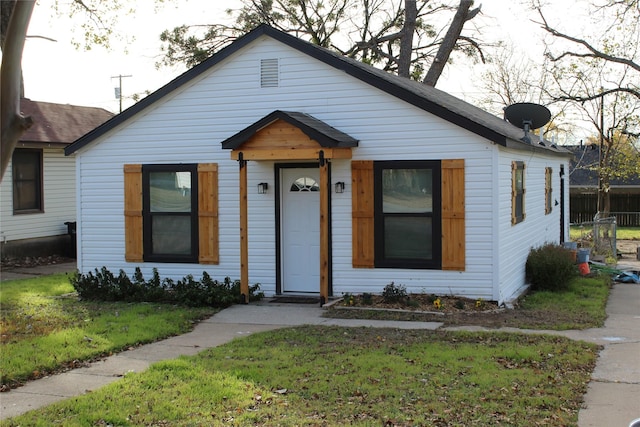 view of front facade featuring a front yard