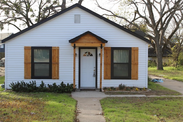 view of front of property with a front yard