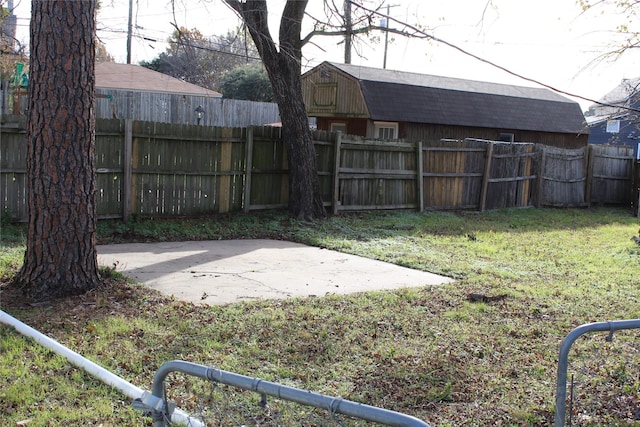 view of yard featuring a patio area