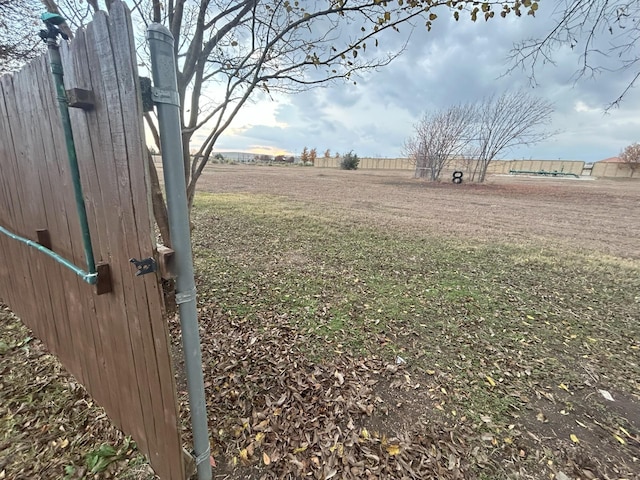 view of yard featuring a rural view