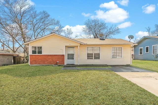 single story home featuring a front lawn