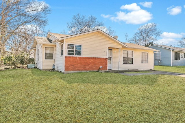 view of front of property with a front yard