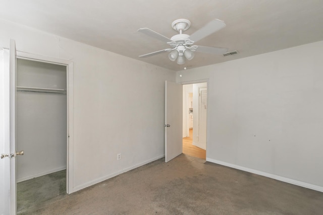 unfurnished bedroom with carpet flooring, ceiling fan, and a closet