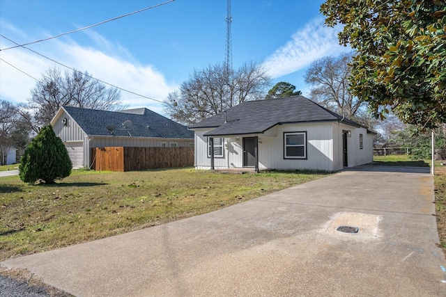 view of front of house featuring a front lawn and a garage