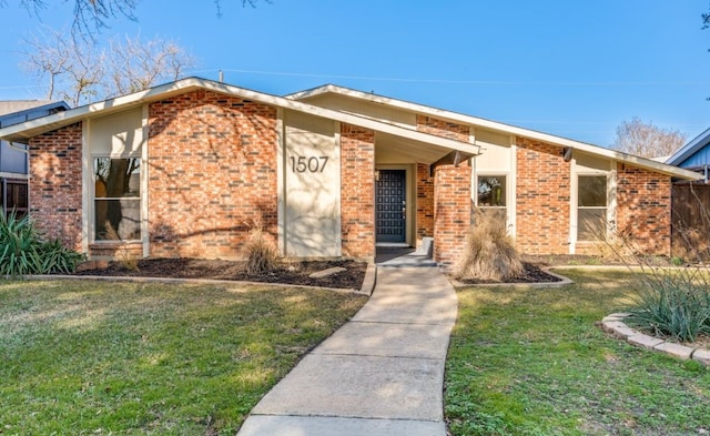 ranch-style house featuring a front yard