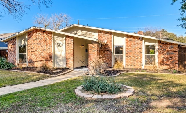 single story home with a front yard