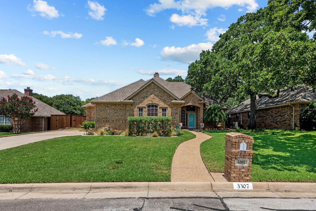 view of front of house featuring a front lawn