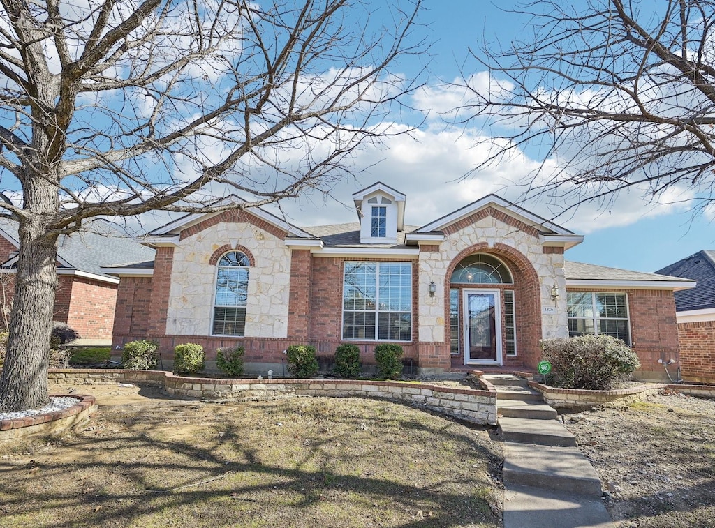 view of front of house featuring a front yard