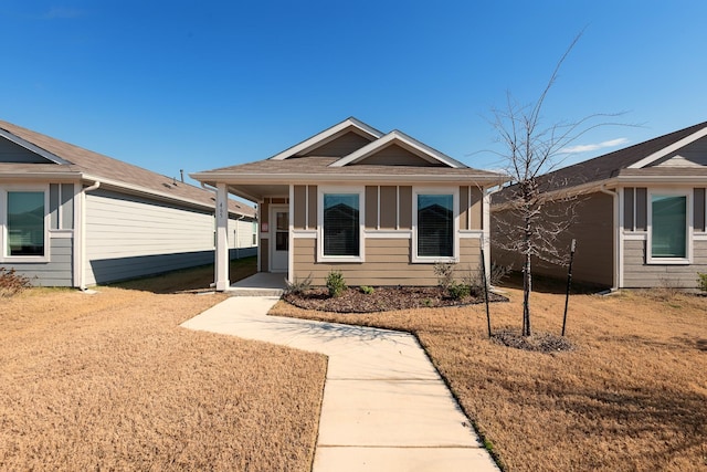 view of front facade featuring a front yard