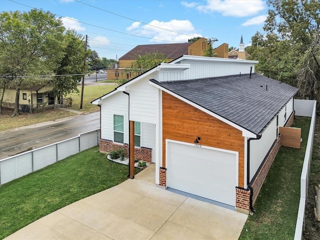 view of front facade featuring a front yard