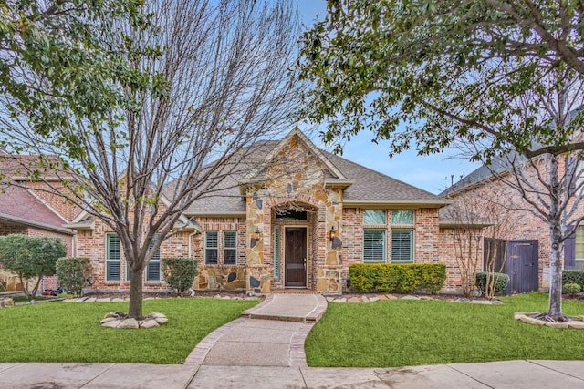 view of front of house featuring a front lawn