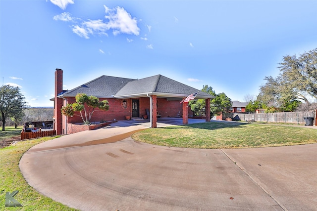 view of front of property featuring a front lawn