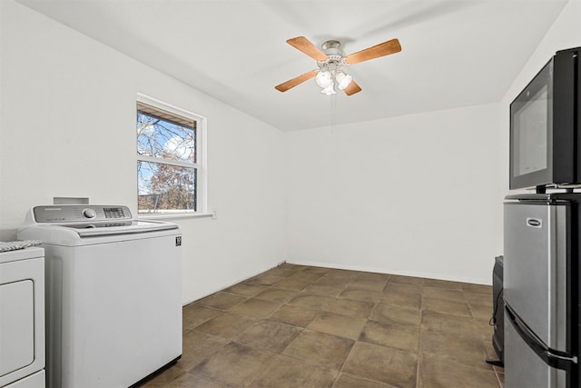 clothes washing area with ceiling fan and independent washer and dryer