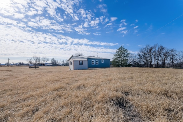 view of yard featuring a rural view