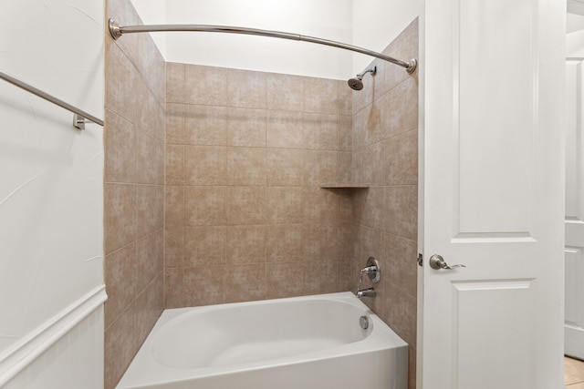 bathroom featuring tiled shower / bath