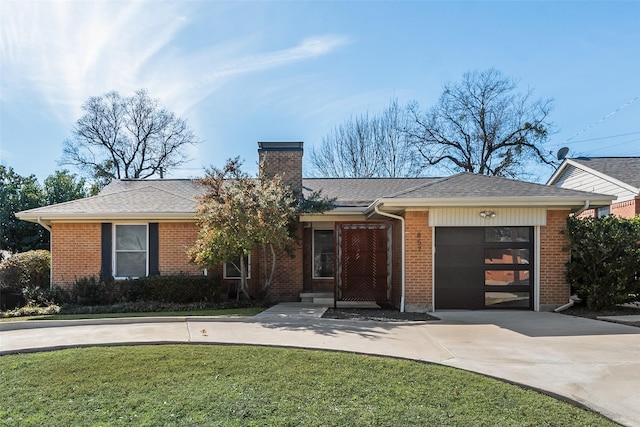 view of front of home featuring a front yard and a garage