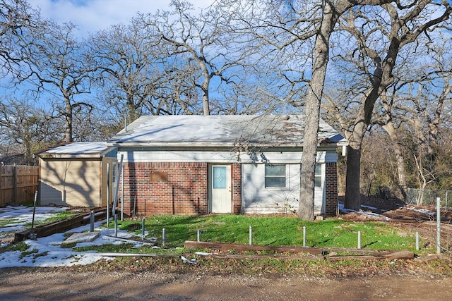 view of front of house featuring a front yard