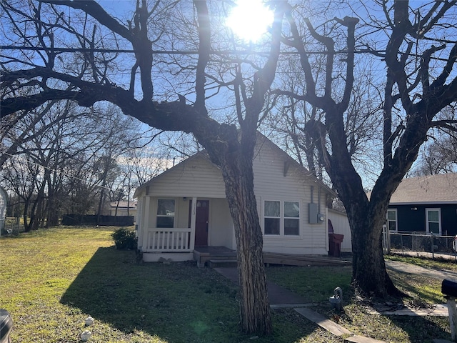 view of front facade with a front yard