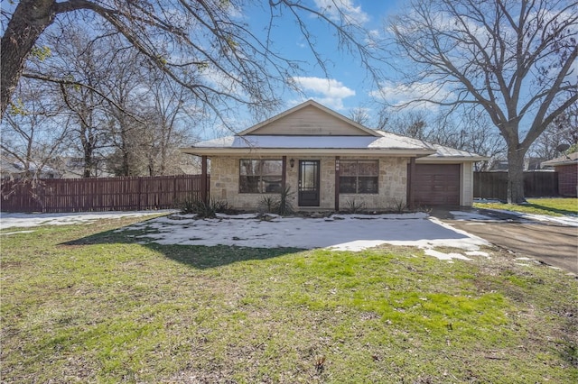 view of front facade featuring a porch, a garage, and a front yard