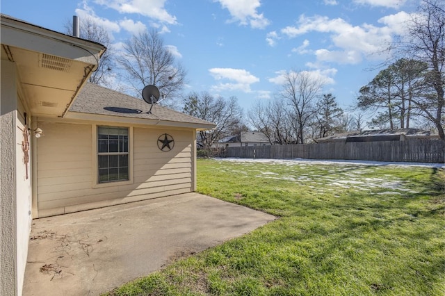 view of yard featuring a patio area