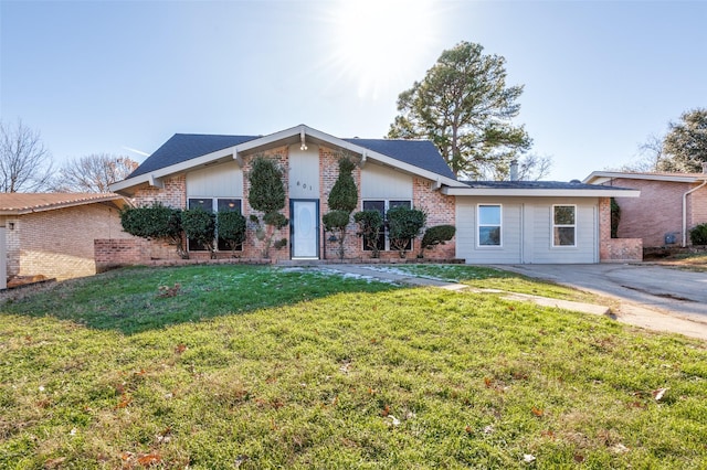 single story home featuring a front yard