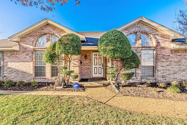 view of front of home featuring a front lawn