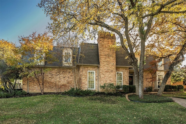 view of front of property featuring a front lawn