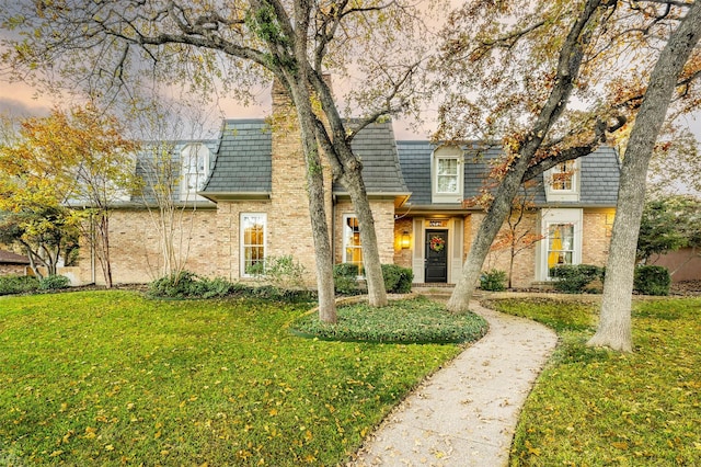 view of front facade with a yard