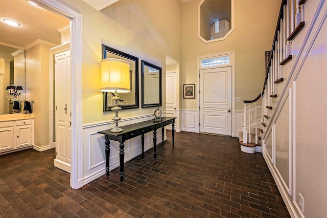 foyer entrance featuring crown molding