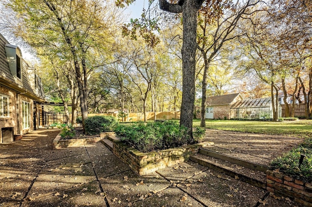 view of yard with an outdoor structure