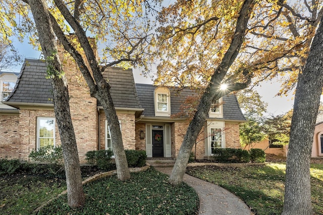 view of front facade with a front yard