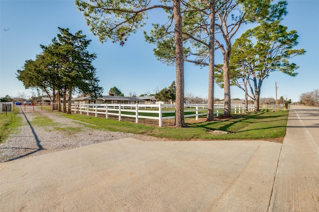 view of yard featuring a rural view