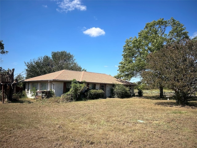 view of front of house with a front lawn