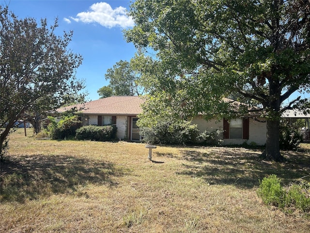 ranch-style house featuring a front yard