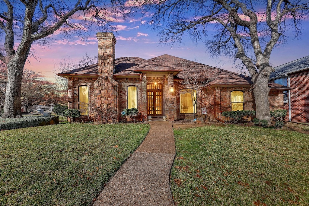 view of front of property featuring a yard