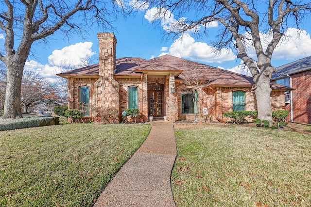 view of front of home featuring a front lawn