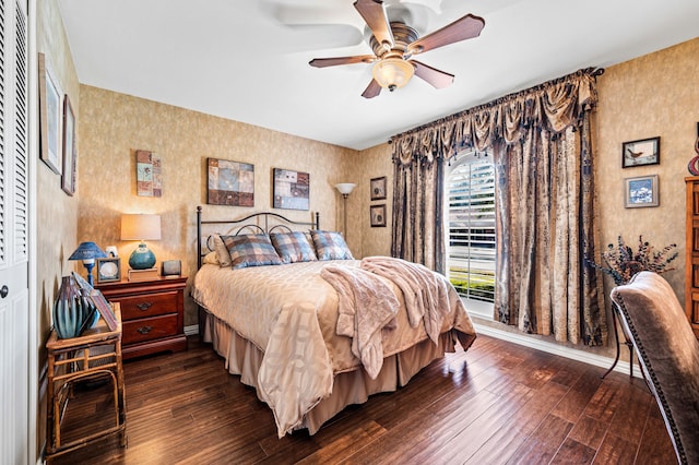 bedroom featuring ceiling fan, dark hardwood / wood-style floors, and a closet