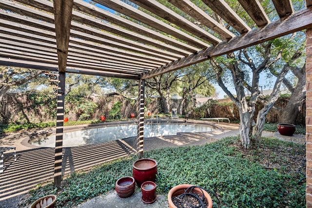 view of yard featuring a pergola