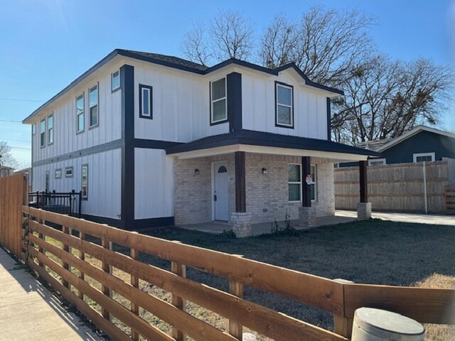 view of front of home with covered porch