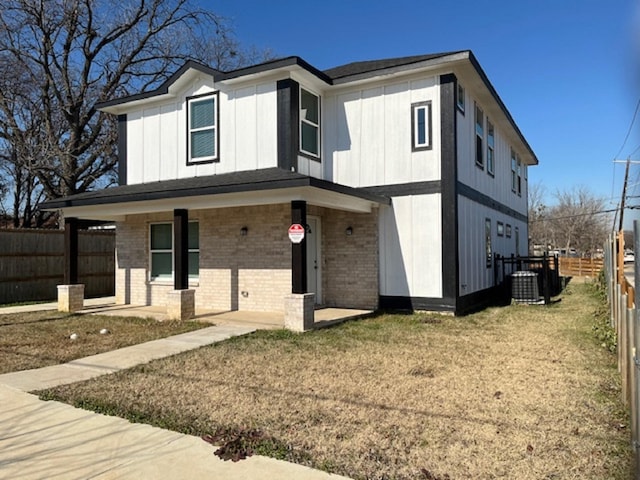 view of front of house featuring a front lawn