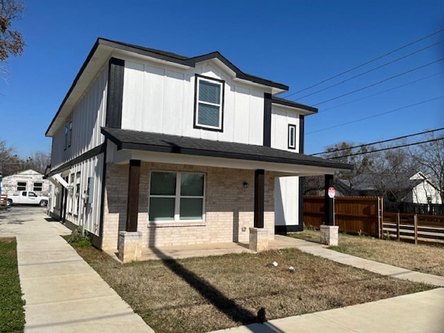 view of front facade featuring a front yard and a porch