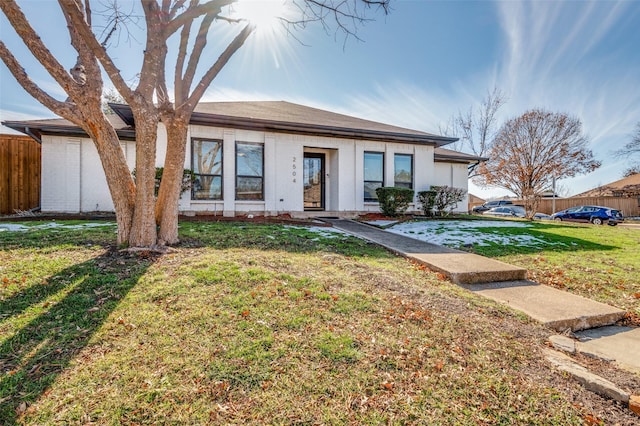 view of front of house featuring a front lawn