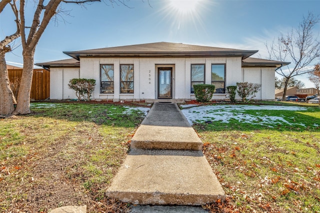 view of front of property featuring a front yard