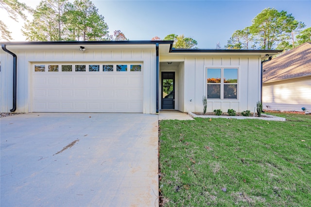 view of front facade featuring a front lawn and a garage