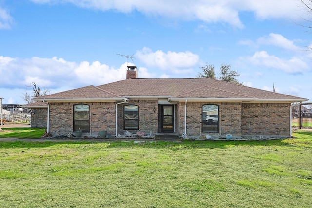 view of front of property featuring a front lawn