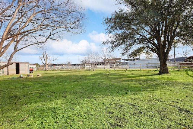 view of yard featuring a rural view