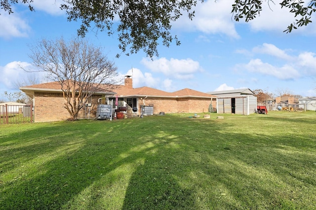 view of yard featuring a storage unit