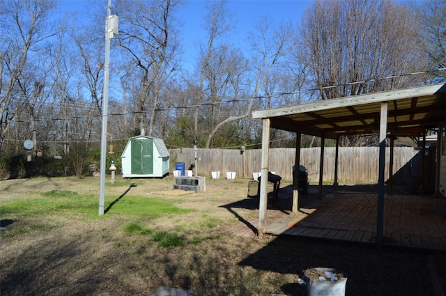 view of yard with a shed