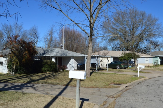 view of front of property featuring a front lawn